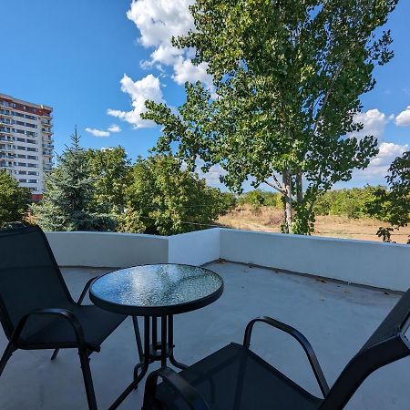 Horizon View Villa - Lakefront Terrace Suite Bucarest Extérieur photo