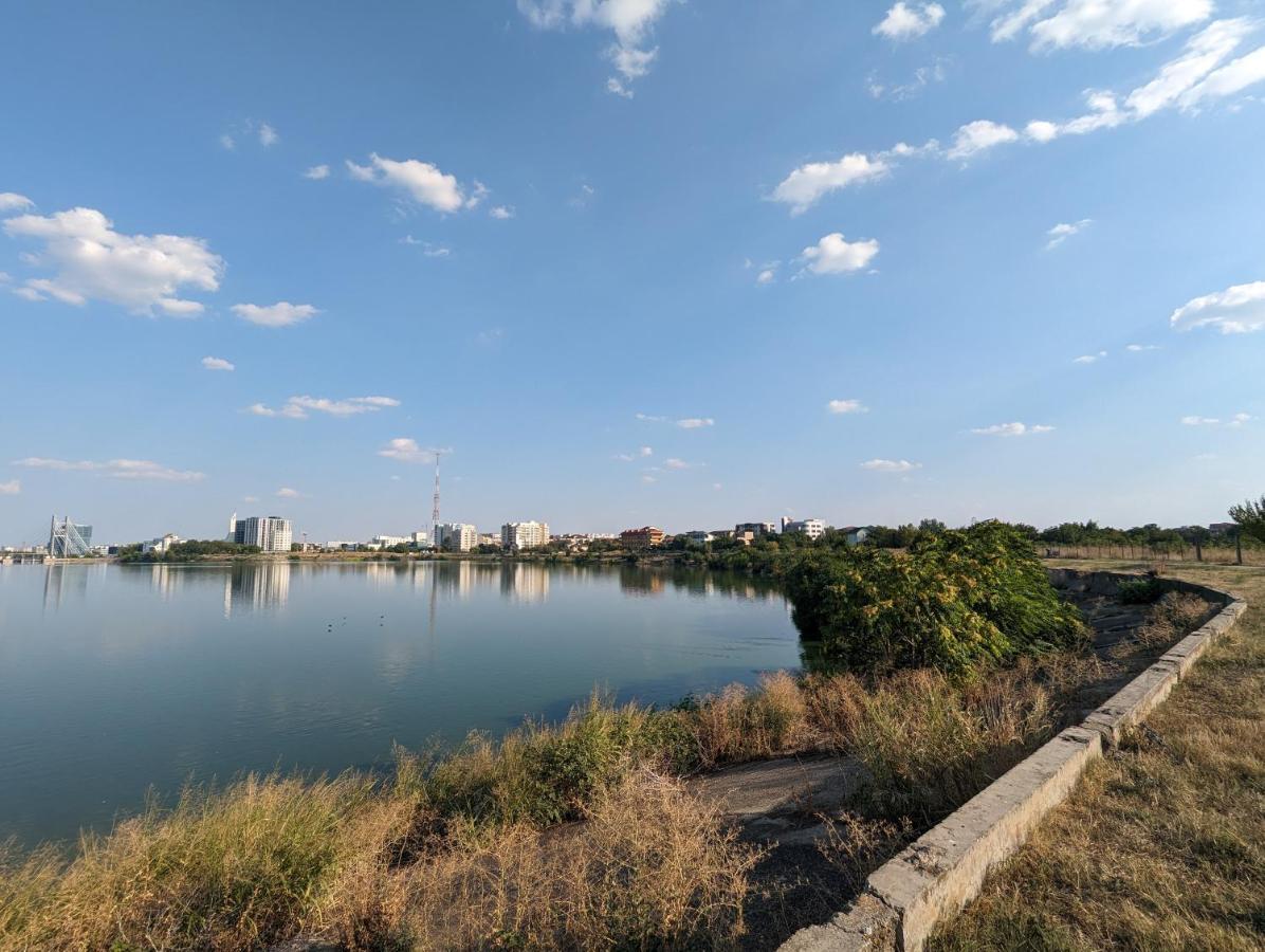 Horizon View Villa - Lakefront Terrace Suite Bucarest Extérieur photo