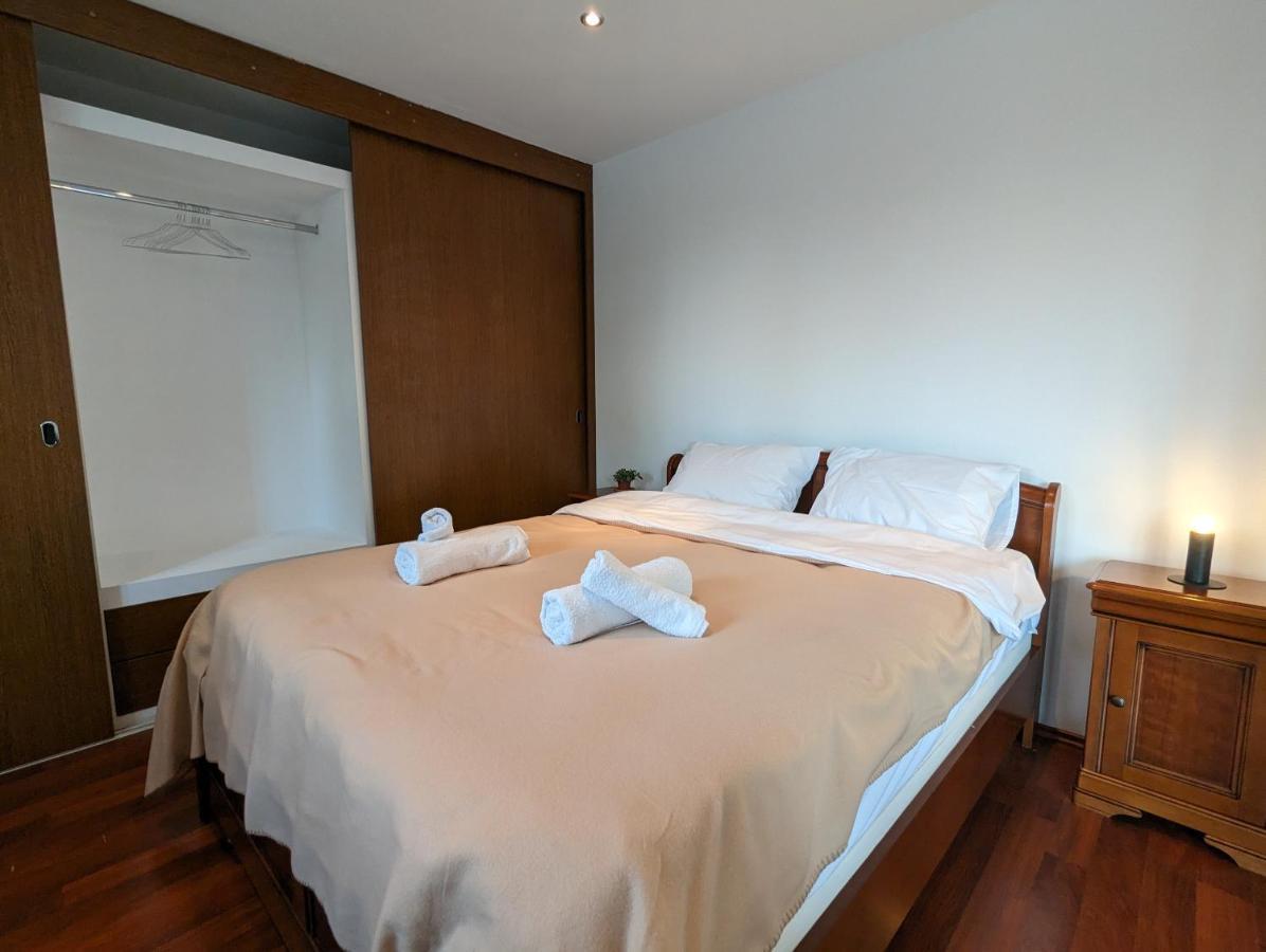 Horizon View Villa - Lakefront Terrace Suite Bucarest Extérieur photo