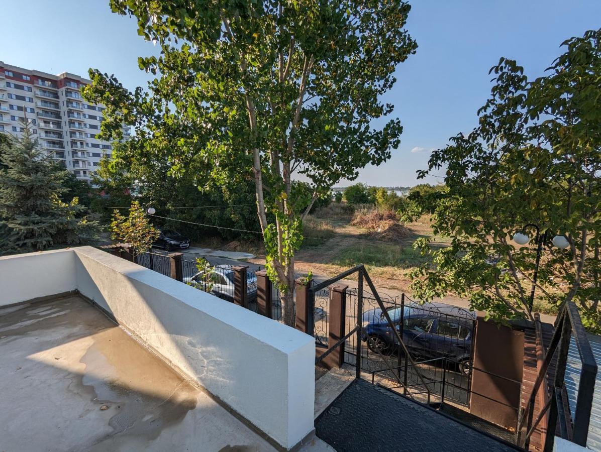 Horizon View Villa - Lakefront Terrace Suite Bucarest Extérieur photo