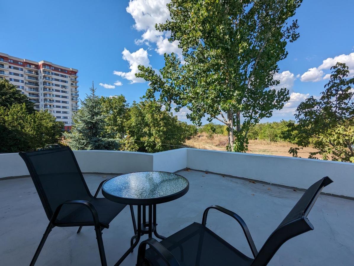 Horizon View Villa - Lakefront Terrace Suite Bucarest Extérieur photo